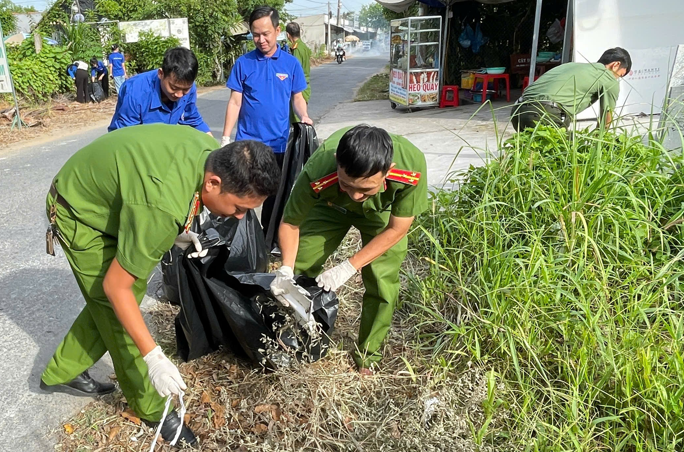 Ra quân dọn dẹp hè phố chào mừng Đại hội Đảng các cấp