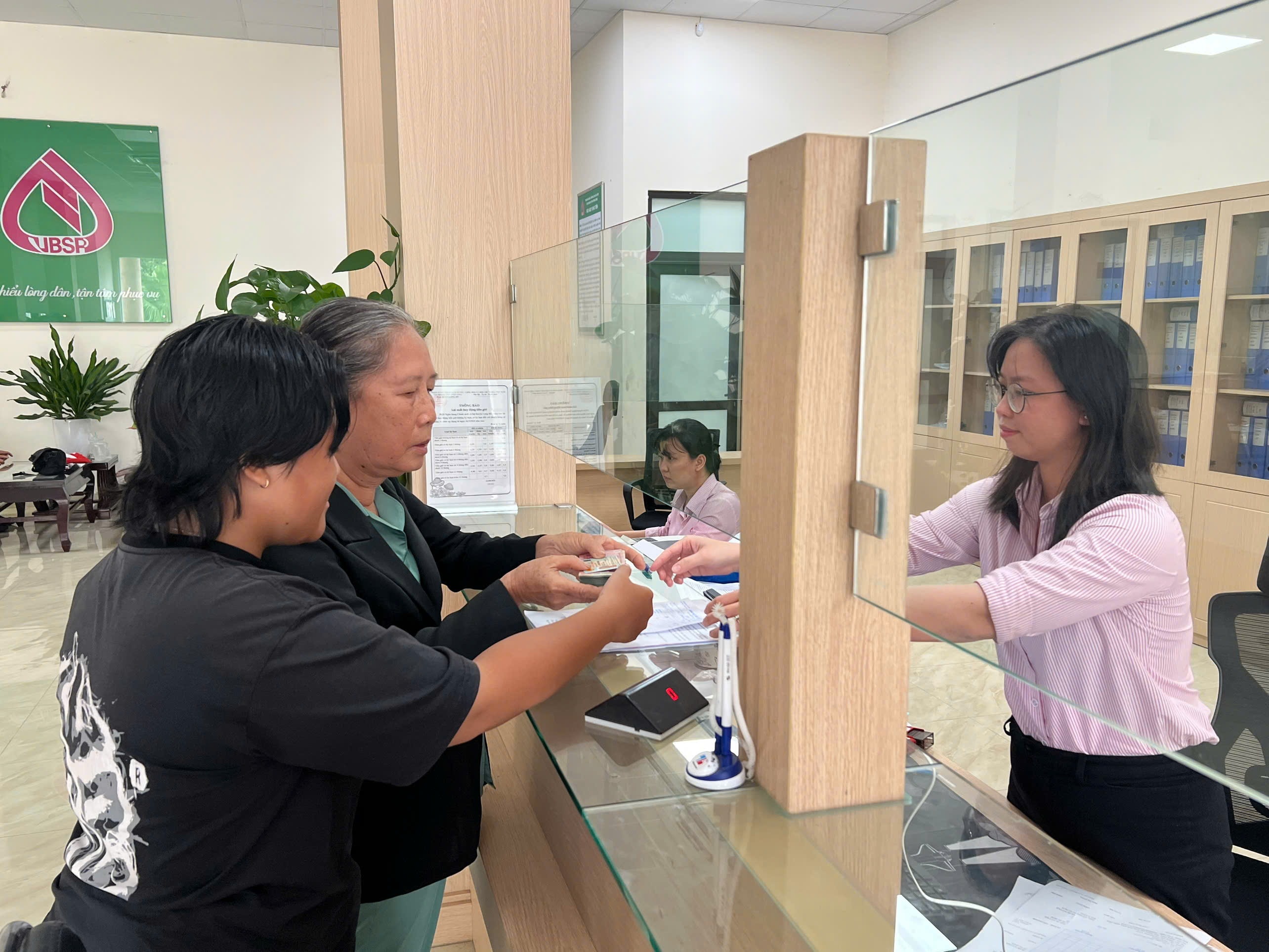 Hội Nông dân phường Tân Hạnh phối hợp với NHCSXH Long Hồ giải ngân chương trình cho vay học ngành STEM dành cho học sinh, sinh viên, học viên thạc sĩ, nghiên cứu sinh học các ngành khoa học công nghệ, kỹ thuật & toán