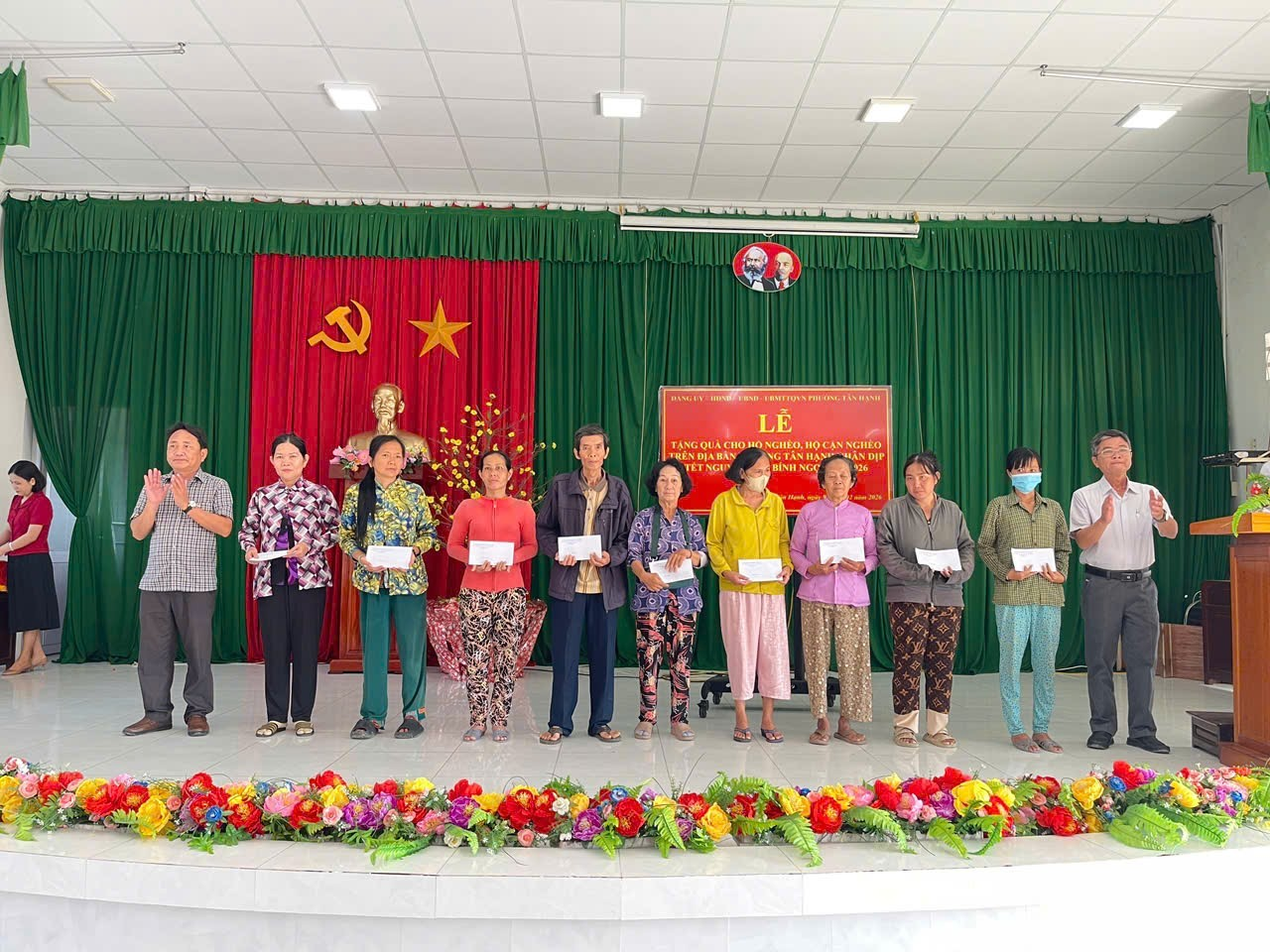 PHƯỜNG TÂN HẠNH TỔ CHỨC TẶNG CHO HỘ NGHÈO, CẬN NGHÈO
DỊP TẾT NGUYÊN ĐÁN BÍNH NGỌ NĂM 2026
