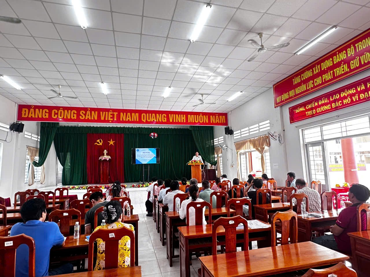 ĐẨY MẠNH CÔNG TÁC TUYÊN TRUYỀN HỘI NGHỊ TƯ VẤN, ĐỐI THOẠI, ĐÔN ĐỐC, HƯỚNG DẪN ĐĂNG KÝ THAM GIA ĐÓNG
BHXH, BHYT, BHTN CHO CÁC HỘ KINH DOANH, HỢP TÁC XÃ VÀ DOANH NGHIỆP MỚI
