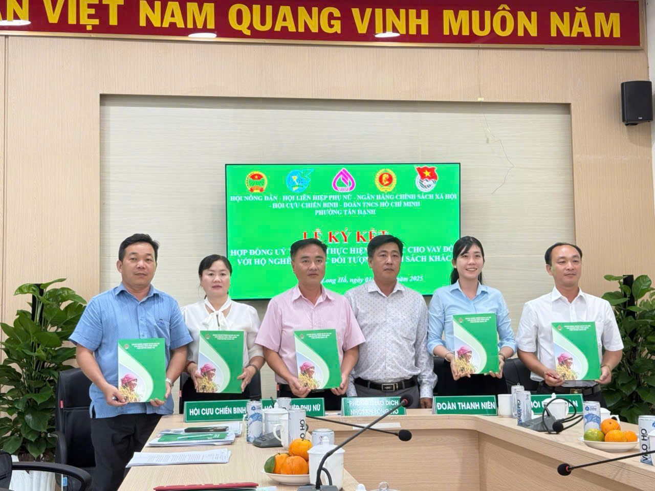 LỄ KÝ KẾT HỢP ĐỒNG UỶ THÁC VỀ THỰC HIỆN UỶ THÁC CHO VAY ĐỐI VỚI HỘ NGHÈO VÀ CÁC ĐỐI TƯỢNG CHÍNH SÁCH KHÁC